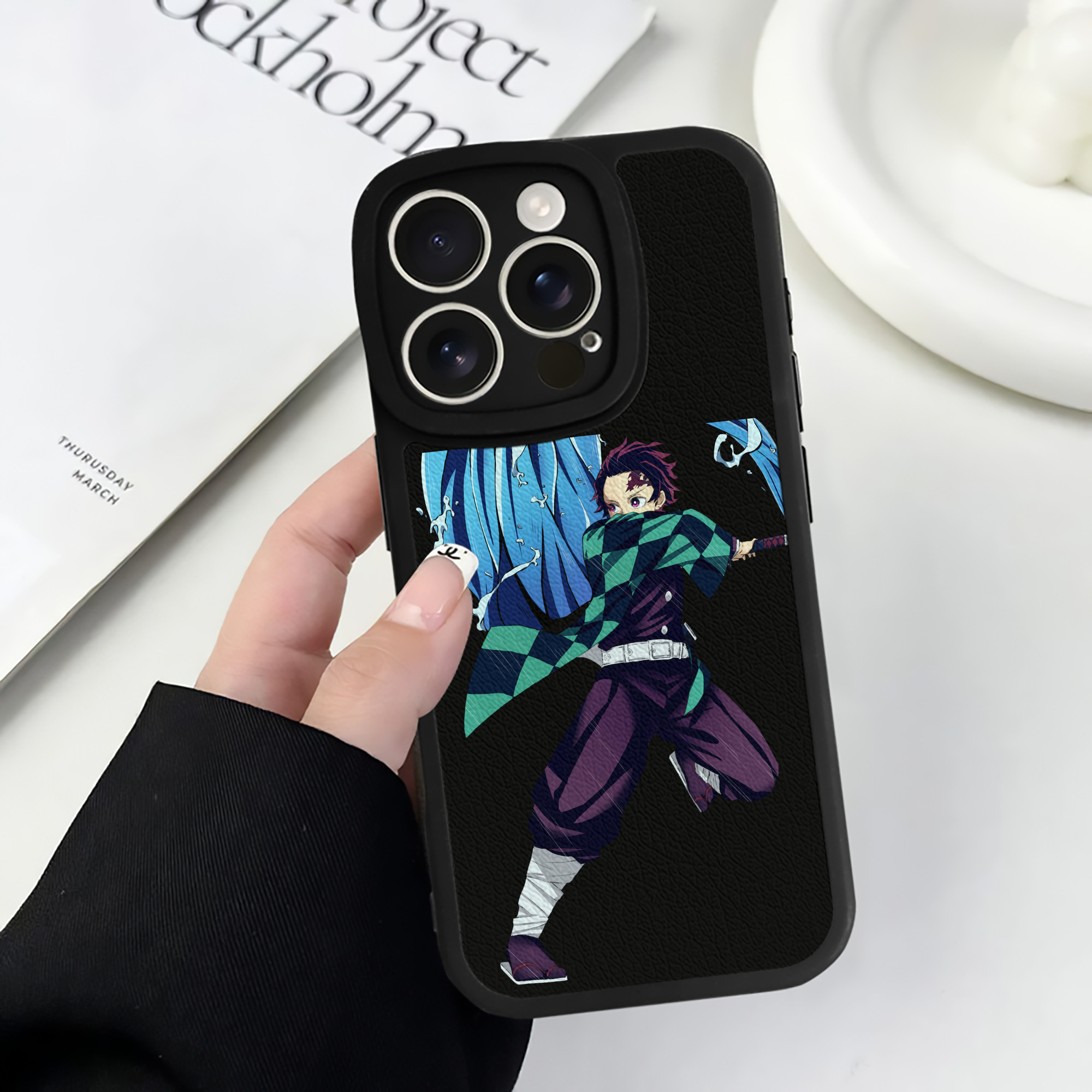 （画像用） 鬼滅の刃 竈門 炭治郎／かまど たんじろう Kamado Tanjirou 【iPhone 16シリーズ対応】シリコンスマホケース（レザー調） 材質：シリコン